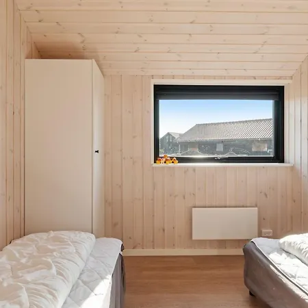 Prázdninový dům Modern With For 10 People Bøtø By